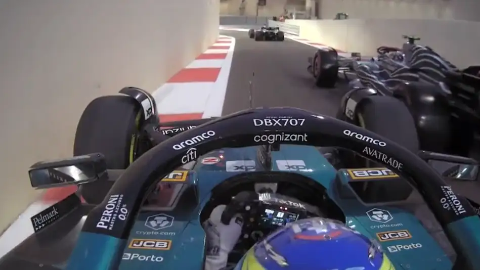 Fernando Alonso adelanta a un Alpha Tauri en el pit lane
