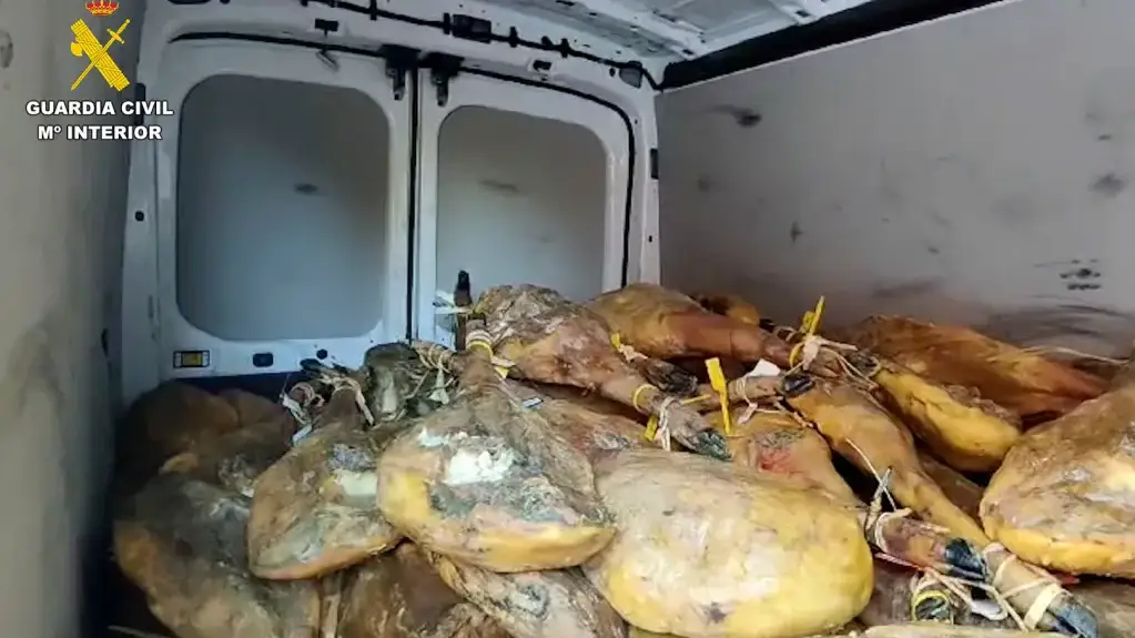 Detenidos dos hombres como presuntos autores del robo de más de 700 piezas de ibéricos valoradas en 200 mil euros Detenidos dos hombres como presuntos autores del robo de más de 700 piezas de ibéricos valoradas en 200 mil euros