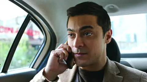 Ömer está suplantando la identidad de su hermano  Ömer está suplantando la identidad de su hermano