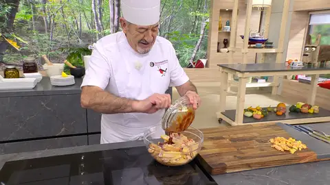 Reparte las alitas pringadas en una bandeja de horno Reparte las alitas pringadas en una bandeja de horno