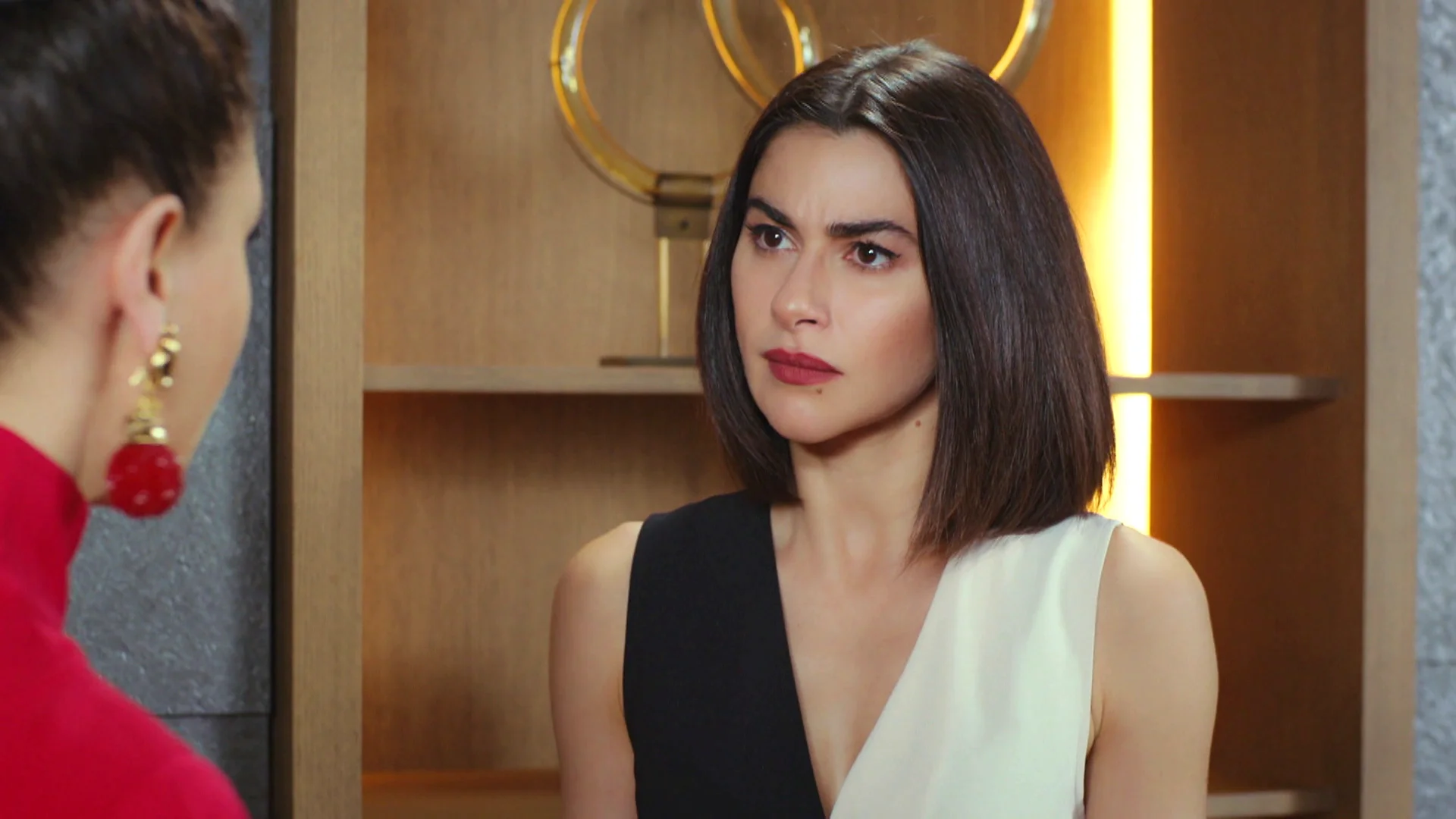 Ender le comunica a Şahika su despido de la empresa: &ldquo;La nueva direcci&oacute;n no te quiere aqu&iacute;&rdquo;
