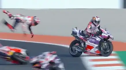 El toque entre Marc M&aacute;rquez y Jorge Mart&iacute;n en el GP de Valencia