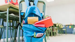 Mochila escolar en un aula Mochila escolar en un aula
