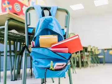 Mochila escolar en un aula Mochila escolar en un aula