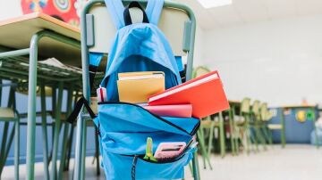Mochila escolar en un aula