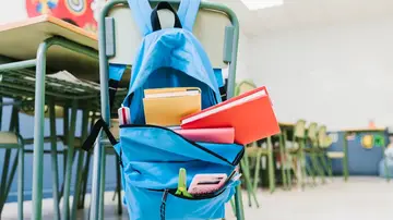 Mochila escolar en un aula Mochila escolar en un aula