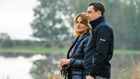 Juanma Moreno y Teresa Ribera en Doñana Juanma Moreno y Teresa Ribera en Doñana