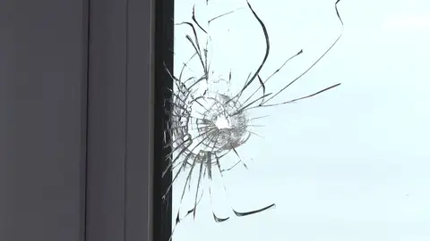 Uno de los disparos que ha recibido el bar Uno de los disparos que ha recibido el bar