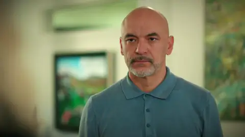 Ahmet, muy enfadado, echa a Şevval de casa: "Quiero el divorcio" Ahmet, muy enfadado, echa a Şevval de casa: "Quiero el divorcio"