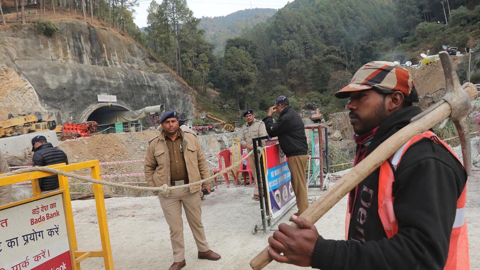 La India empieza a excavar un túnel vertical para rescatar a los 41 trabajadores atrapados 