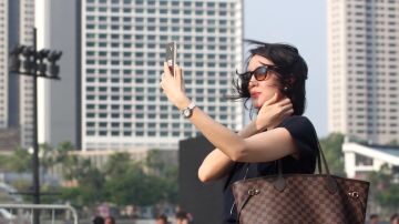 Imagen de archivo de una persona haciéndose un selfie