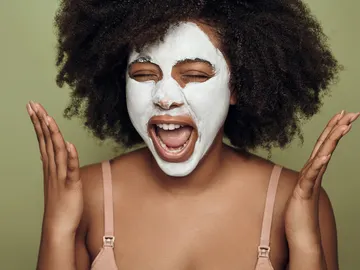 Mujer haciéndose la rutina de belleza Mujer haciéndose la rutina de belleza