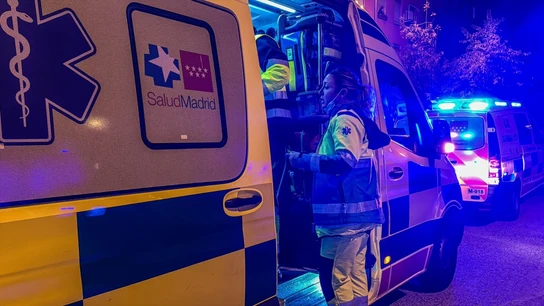 Una ambulancia traslada a la víctima al hospital Una ambulancia traslada a la víctima al hospital