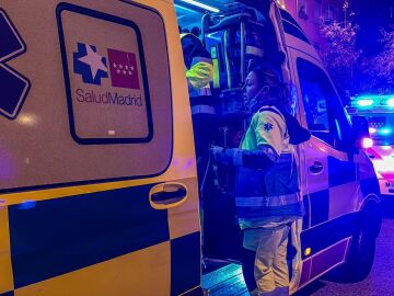 Una ambulancia traslada a la víctima al hospital