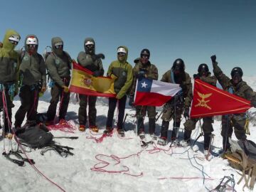 Los expedicionarios españoles y chilenos, en lo alto del cerro San Lorenzo