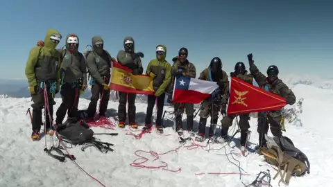 Los expedicionarios españoles y chilenos, en lo alto del cerro San Lorenzo Los expedicionarios españoles y chilenos, en lo alto del cerro San Lorenzo