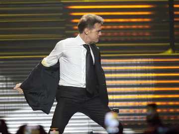 Luis Miguel se resbala y cae sobre el escenario de su último concierto Luis Miguel se resbala y cae sobre el escenario de su último concierto