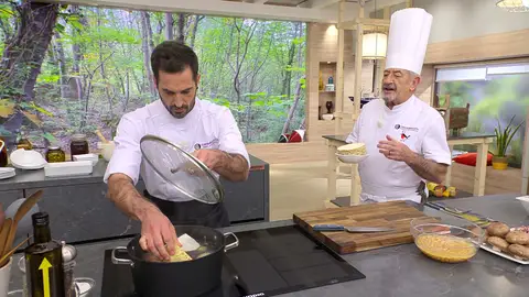 Comienza cociendo los tubérculos en una cazuela Comienza cociendo los tubérculos en una cazuela