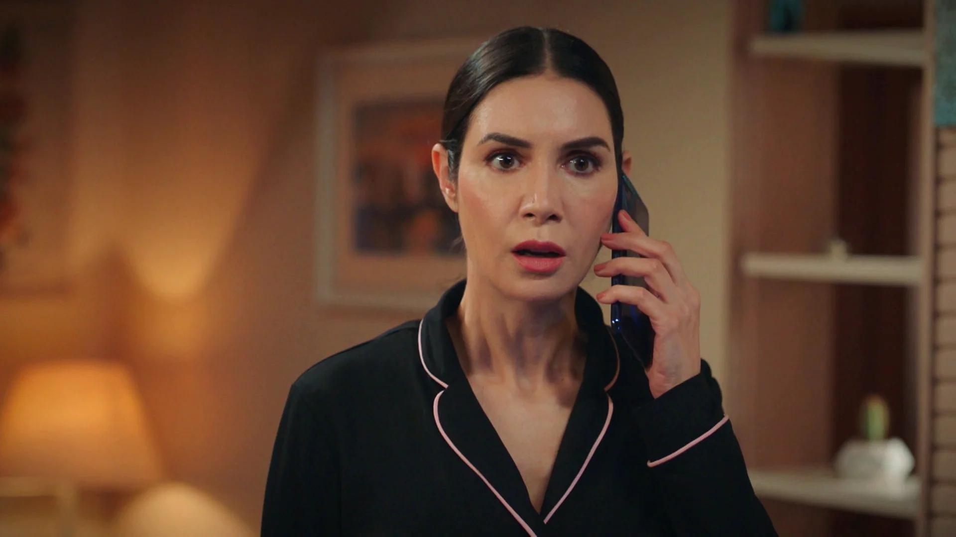 Esta noche en Hermanos: Suzan descubre que Akif le est&aacute; siendo infiel con... &iexcl;Nebahat!