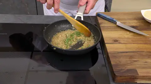 Ve añadiendo pan rallado poco a poco Ve añadiendo pan rallado poco a poco