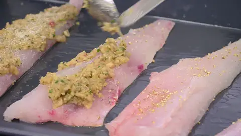 Deposita los lomos de pescadilla encima Deposita los lomos de pescadilla encima