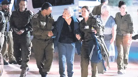 Una de las rehenes israelíes, tras su puesta en libertad.