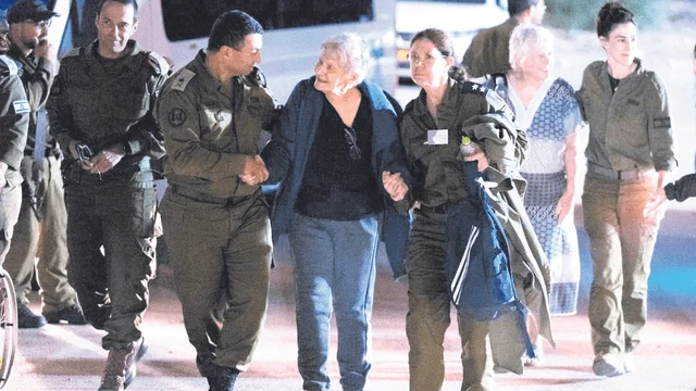 Se empiezan a conocer las condiciones de vida de los rehenes de Hamás Una de las rehenes israelíes, tras su puesta en libertad.