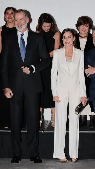 La reina Letizia vuelve a apostar por el blanco La reina Letizia vuelve a apostar por el blanco
