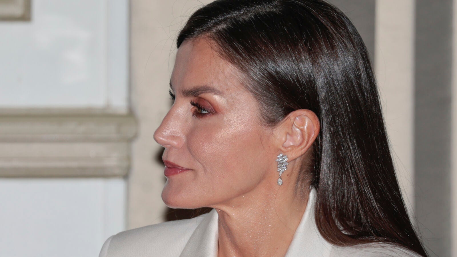 La apuesta segura de la reina Letizia: un traje blanco y top lencero de satén