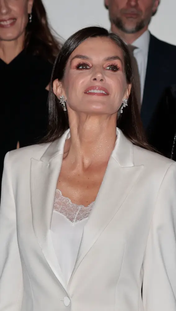 La reina Letizia combina su traje blanco con un top de satén