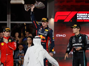 Max Verstappen celebra la victoria en Abu Dhabi