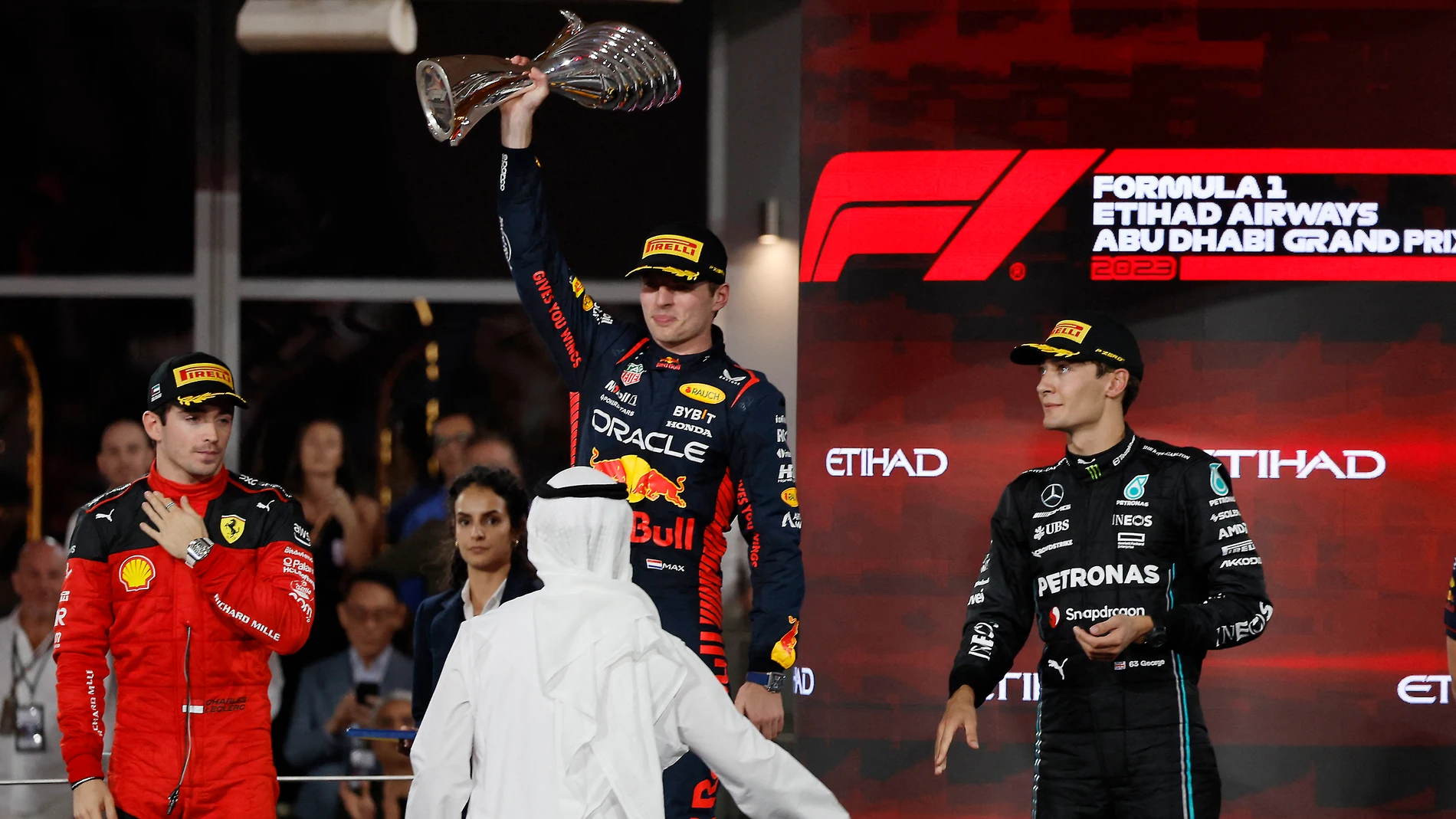 Max Verstappen celebra la victoria en Abu Dhabi