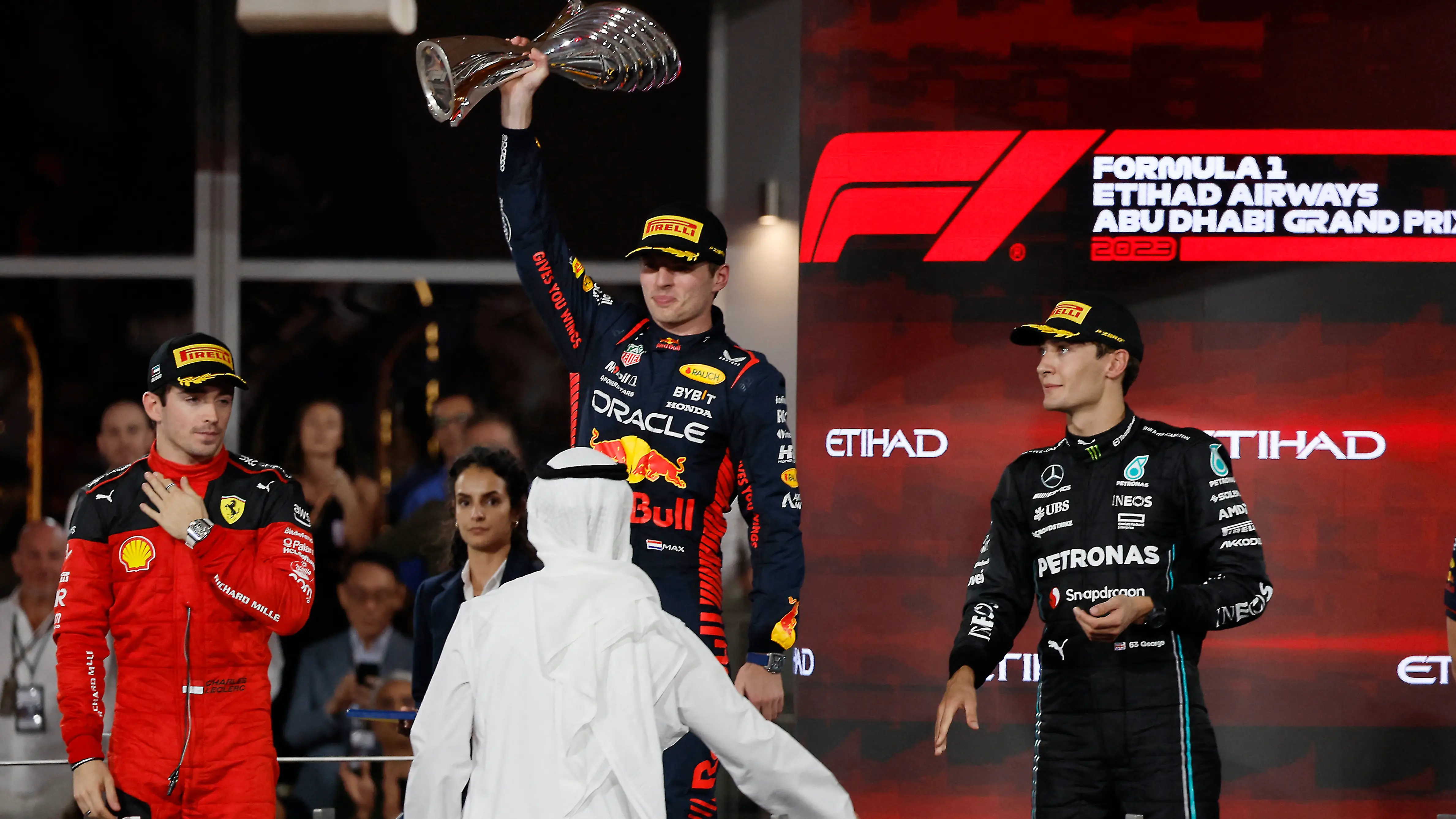 Max Verstappen celebra la victoria en Abu Dhabi Max Verstappen celebra la victoria en Abu Dhabi