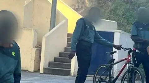 Migrantes con el uniforme de la Guardia Civil Migrantes con el uniforme de la Guardia Civil