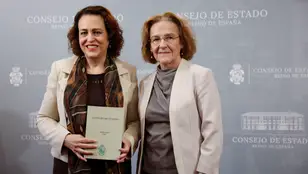 La presidenta del Consejo de Estado, Magdalena Valerio Cordero, posa junto a la consejera permanente, Maria Paz Andrés Saenz de Santa María