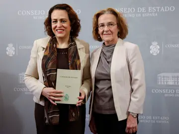 La presidenta del Consejo de Estado, Magdalena Valerio Cordero, posa junto a la consejera permanente, Maria Paz Andrés Saenz de Santa María La presidenta del Consejo de Estado, Magdalena Valerio Cordero, posa junto a la consejera permanente, Maria Paz Andrés Saenz de Santa María