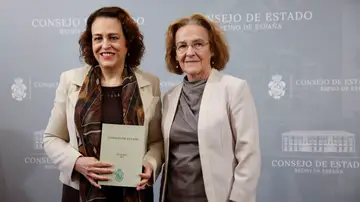 La presidenta del Consejo de Estado, Magdalena Valerio Cordero, posa junto a la consejera permanente, Maria Paz Andrés Saenz de Santa María