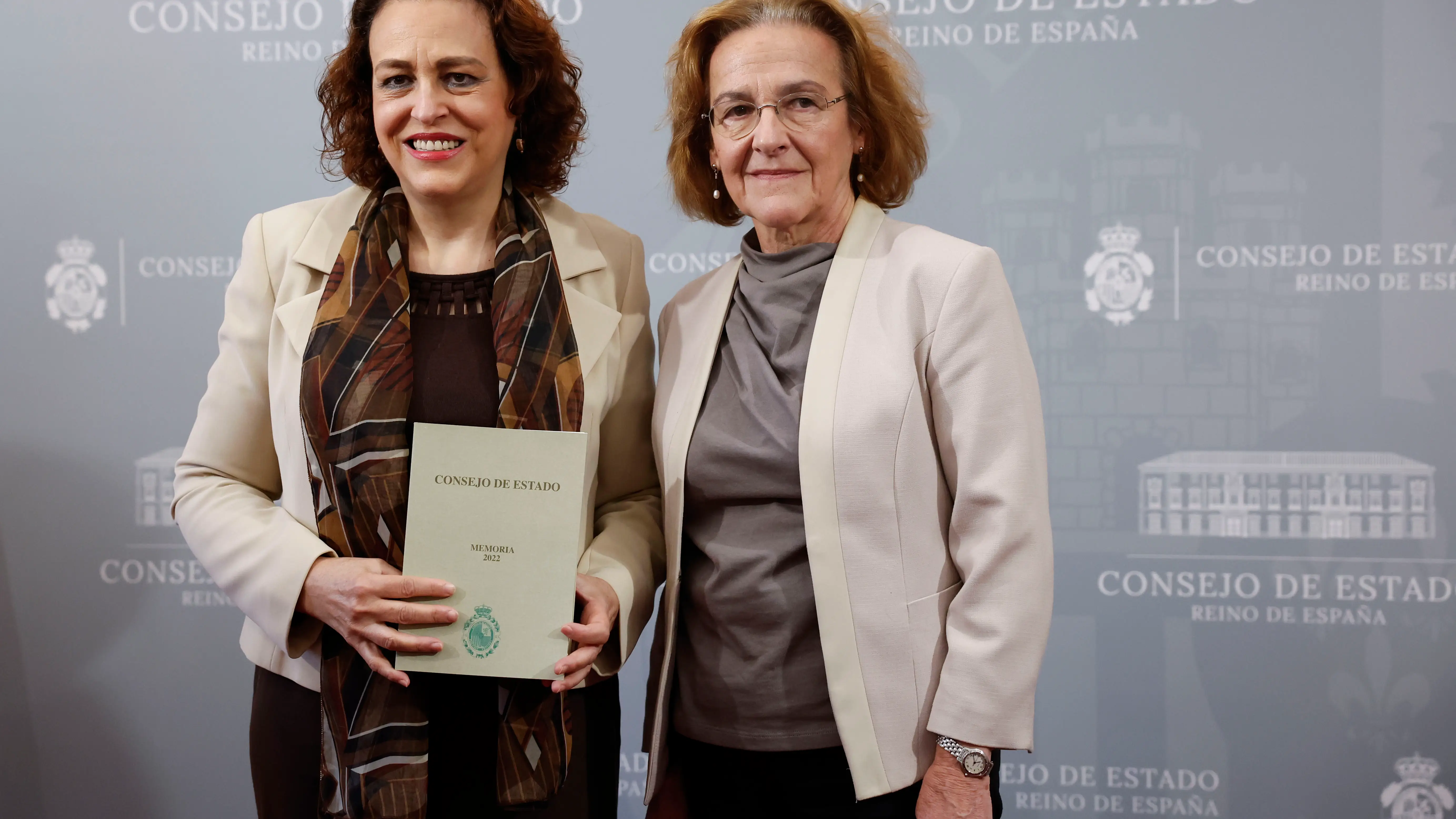 La presidenta del Consejo de Estado, Magdalena Valerio Cordero, posa junto a la consejera permanente, Maria Paz Andr&eacute;s Saenz de Santa Mar&iacute;a