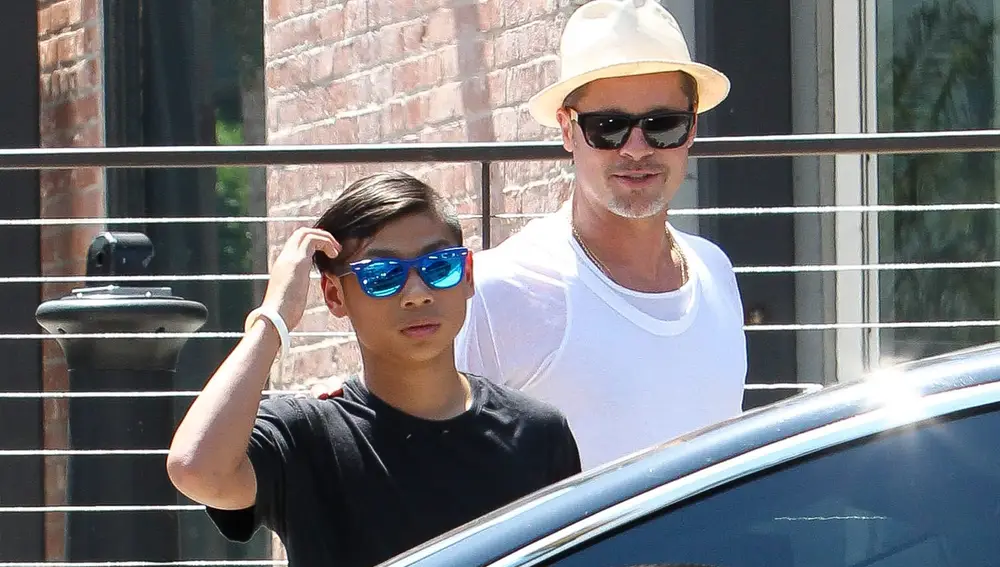 Brad Pitt y Pax Jolie-Pitt paseando por Los Angeles en 2016