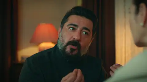 Suzan echa a Akif de casa tras descubrir su infidelidad: "Sinvergüenza" Suzan echa a Akif de casa tras descubrir su infidelidad: "Sinvergüenza"