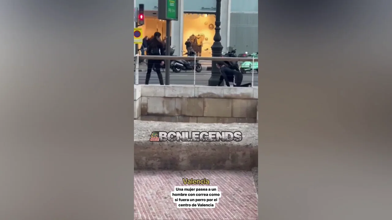 Una mujer pasea con correa y a cuatro patas a un hombre Una mujer pasea con correa y a cuatro patas a un hombre