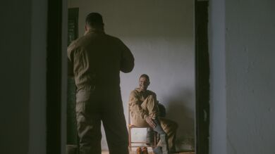 Joaquín ayuda a Dani García a ponerse el mono de trabajo