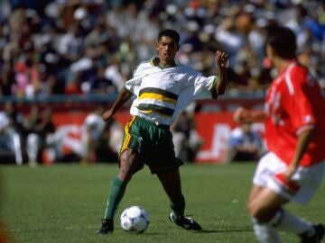 Papi Khomane en un partido con la selección de Sudáfrica en 1998