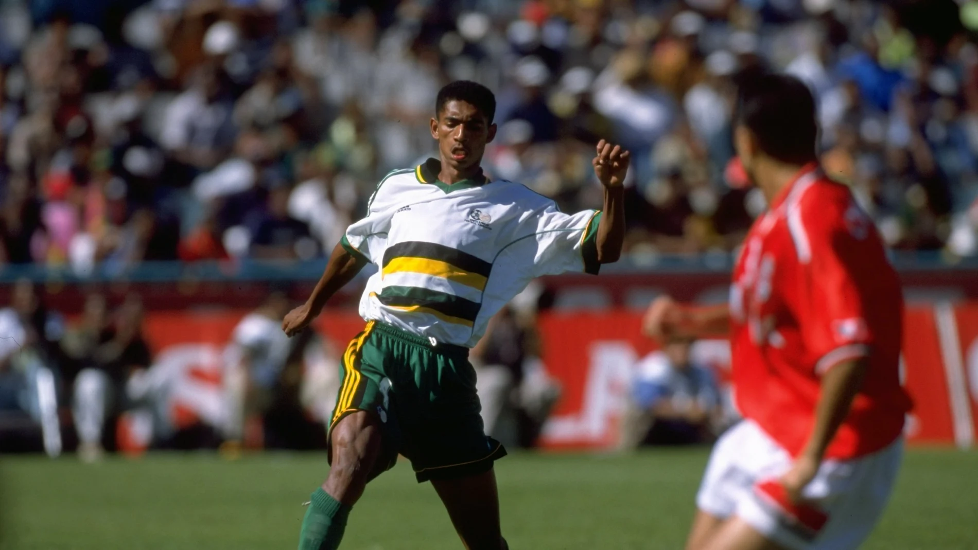 Papi Khomane en un partido con la selección de Sudáfrica en 1998 Papi Khomane en un partido con la selección de Sudáfrica en 1998