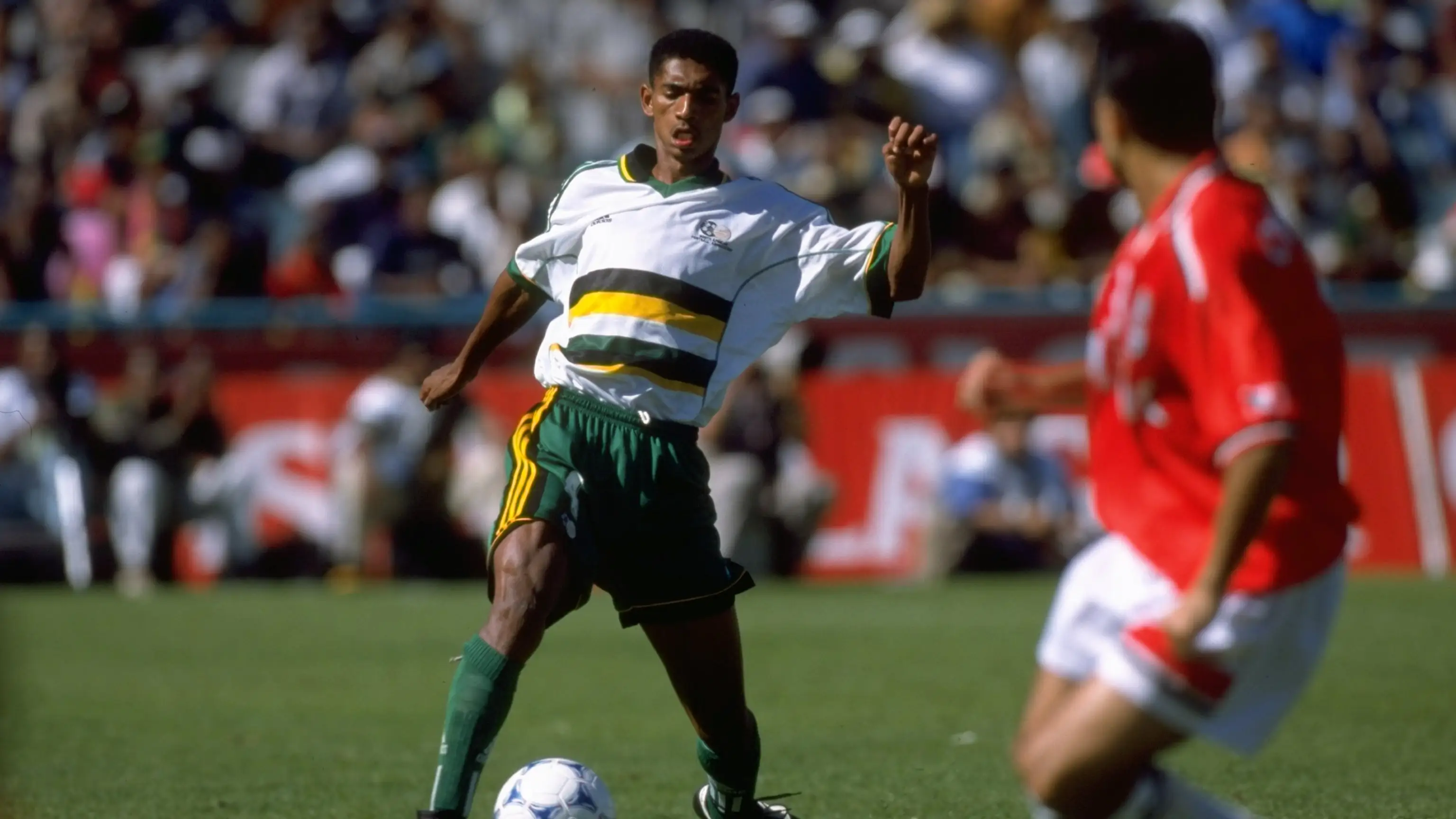 Papi Khomane en un partido con la selección de Sudáfrica en 1998 Papi Khomane en un partido con la selección de Sudáfrica en 1998