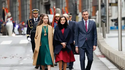 La princesa Leonor y la reina Letizia, junto a Pedro Sánchez La princesa Leonor y la reina Letizia, junto a Pedro Sánchez