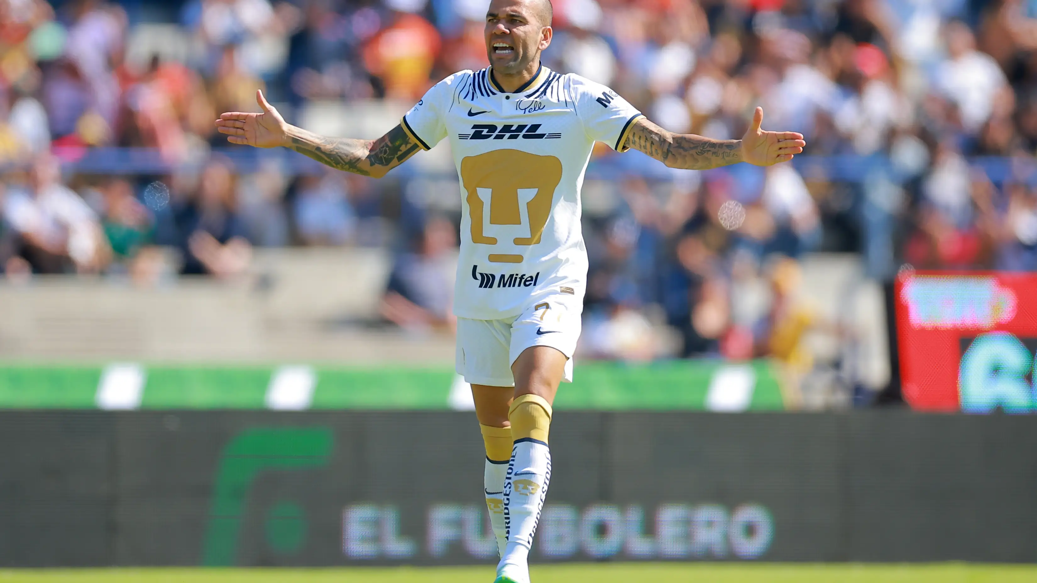 Dani Alves en un partido con el Pumas
