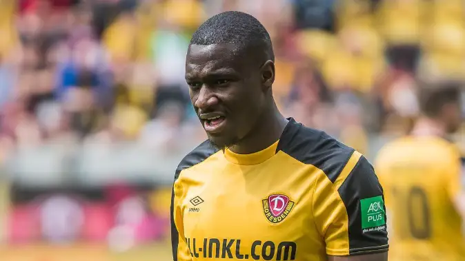 Agyemang Diawusie en un partido con su exequipo, el Dynamo Dresden Agyemang Diawusie en un partido con su exequipo, el Dynamo Dresden
