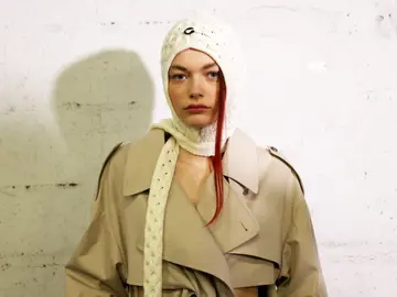 Una modelo de Coperni luciendo una balaclava Una modelo de Coperni luciendo una balaclava
