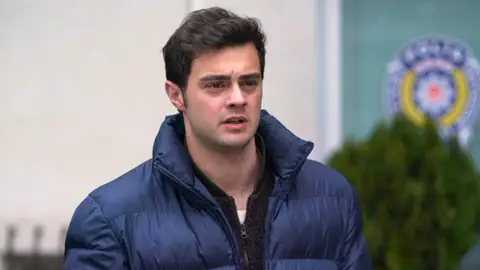 En el último capítulo de Hermanos: Ömer lucha por hacer justicia y Şevval y Akif se quedan más solos que nunca En el último capítulo de Hermanos: Ömer lucha por hacer justicia y Şevval y Akif se quedan más solos que nunca